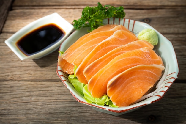 Lachssashimi. Frische Fisch. Lieblingsmenü des japanischen Essens.