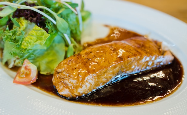 Lachssteak auf Holzhintergrund, gesundes Essen