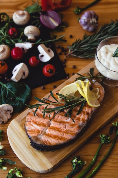 Foto lachssteak gegrillt mit zitrone