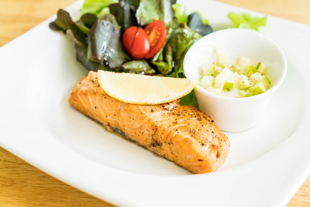 Lachssteak mit Salat