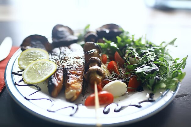 Foto lachssteak, servierter gegrillter lachs, schönes abendessen