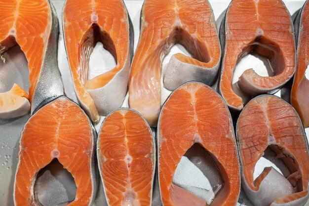 Lachssteaks Fisch Nahaufnahme in einem Markt für gesunde Ernährung und Fischmarktkonzept