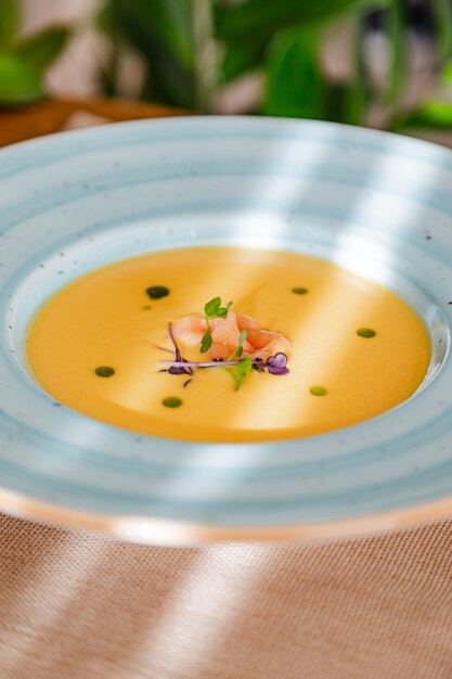 Lachssuppe in einem hellblauen Teller