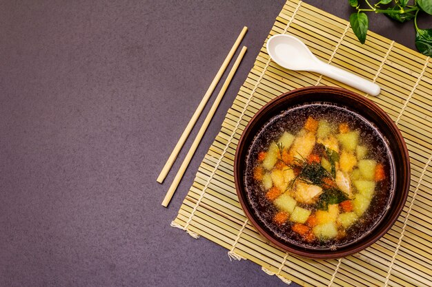 Lachssuppenschüssel mit frischem Grün. Traditionelles asiatisches warmes Gericht