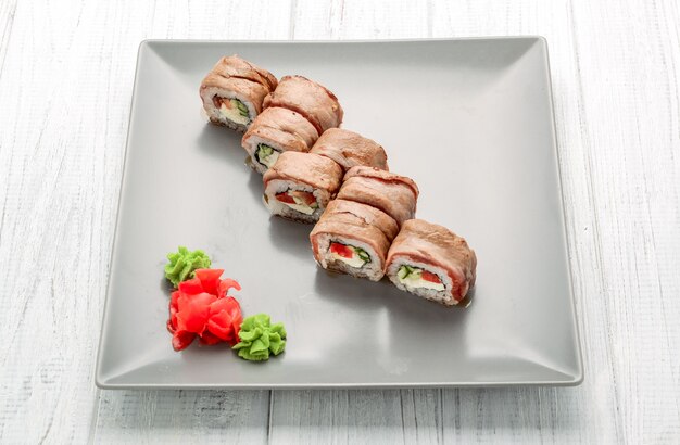 Lachssushirollen eingestellt. Sushi mit Kalbsfleisch