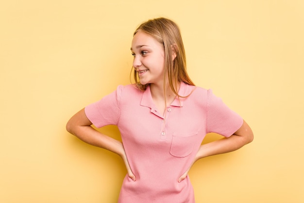 Foto lacht fröhlich und hat spaß daran, die hände auf dem bauch zu halten