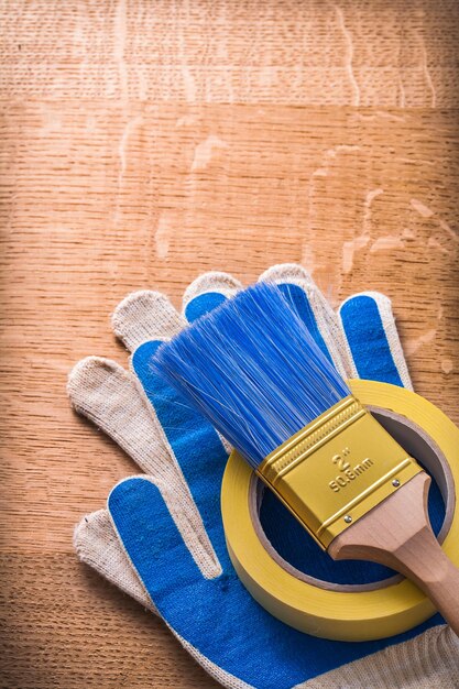 Lackbürste und Klebeband auf Konstruktionskonzept der Schutzhandschuhe