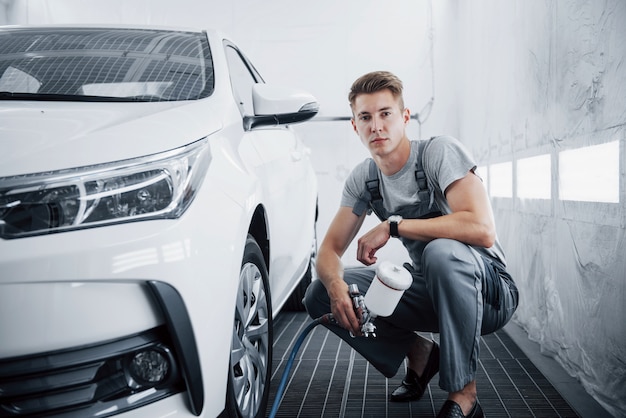 Lackiermeister für Autolackierung in der Automobilindustrie.