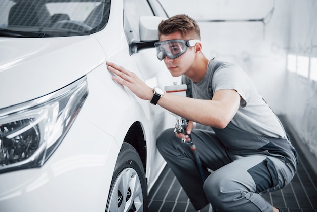 Lackiermeister für Autolackierung in der Automobilindustrie.