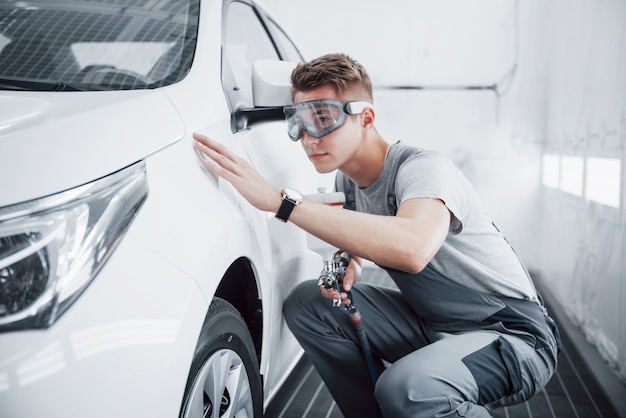 Lackiermeister für Autolackierung in der Automobilindustrie.