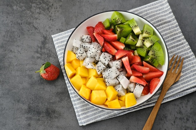 Laço de salada de frutas frescas saudável