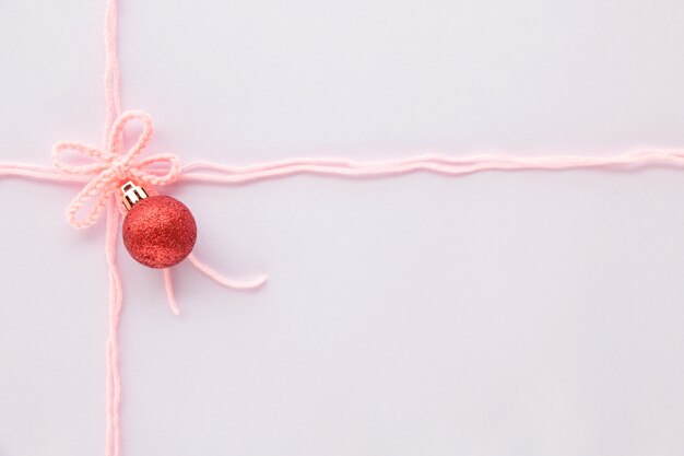 Foto laço rosa, decoração de natal em um fundo pastel