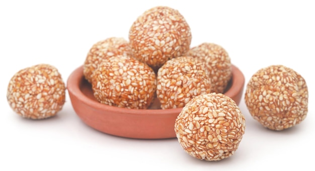 Laddu de caramelo de sésamo