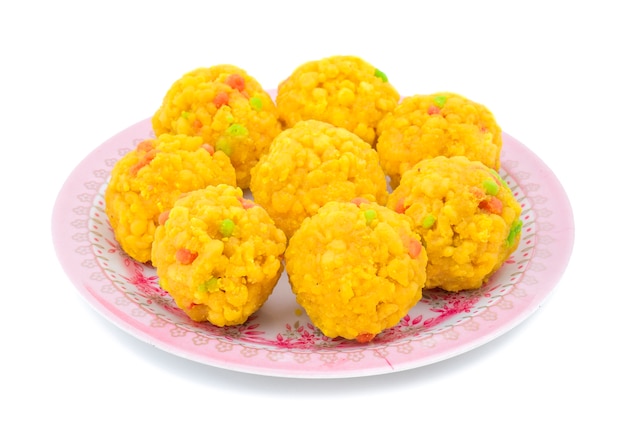 Laddu comida doce indiana em fundo branco