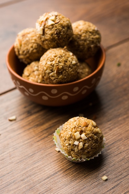 Laddu de aveia ou Ladoo também conhecido como bolas de energia de proteína. servido em um prato ou tigela. foco seletivo