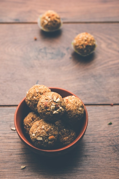 Laddu de aveia ou Ladoo também conhecido como bolas de energia de proteína. servido em um prato ou tigela. foco seletivo