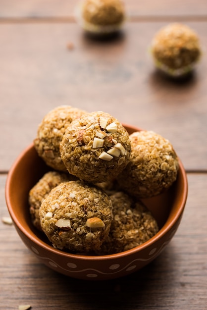 Foto laddu de aveia ou ladoo também conhecido como bolas de energia de proteína. servido em um prato ou tigela. foco seletivo