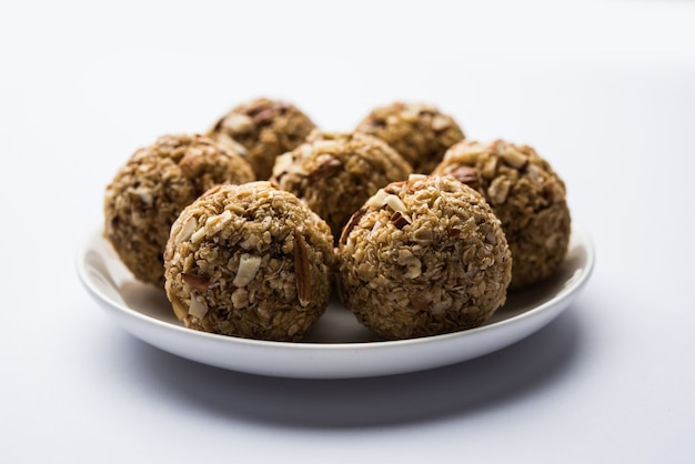 Laddu de aveia ou Ladoo também conhecido como bolas de energia de proteína. servido em um prato ou tigela. foco seletivo