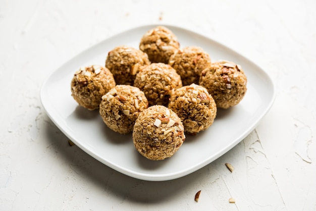 Laddu de aveia ou Ladoo também conhecido como bolas de energia de proteína. servido em um prato ou tigela. foco seletivo