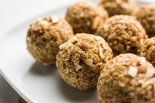 Laddu de aveia ou Ladoo também conhecido como bolas de energia de proteína. servido em um prato ou tigela. foco seletivo