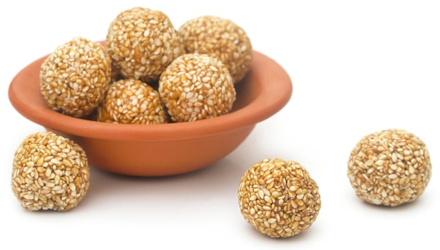 Laddu de gergelim e caramelo