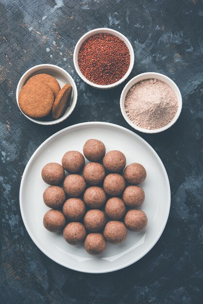 Laddu Nachni ou Ragi e biscoitos ou cookies feitos com milheto, açúcar e ghee. É um alimento saudável da Índia. Servido em uma tigela ou prato com todo cru e pó