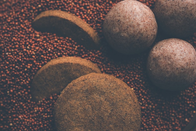 Laddu nachni ou ragi e biscoitos ou cookies feitos com milho, açúcar e ghee. é um alimento saudável da índia. servido em uma tigela ou prato com todo cru e pó