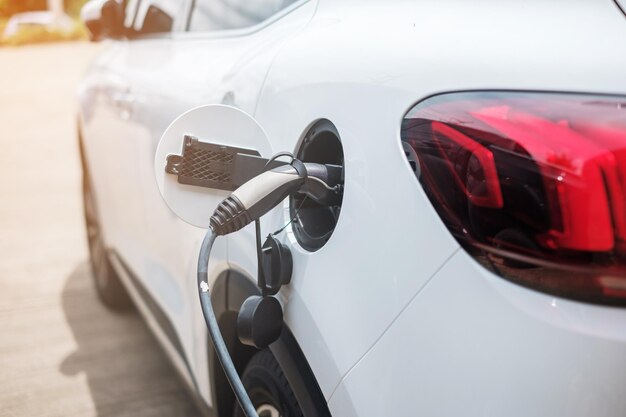 Ladebatterie für Elektroautos an der Ladestation für Elektrofahrzeuge oder mit grüner Energie zu Hause Umweltfreundliche alternative Technologie- und Umweltkonzepte