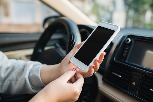 Laden Sie das Akkutelefon im Auto auf.