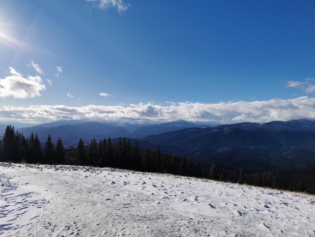 Una ladera cubierta de nieve de una montaña cubierta de nieve