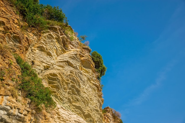 La ladera de la montaña consiste en una roca en capas.