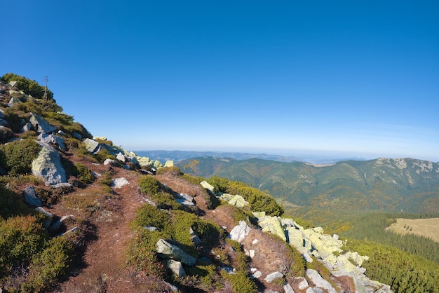 Ladera de la montaña rocosa con grandes rocas de piedra en un día soleado