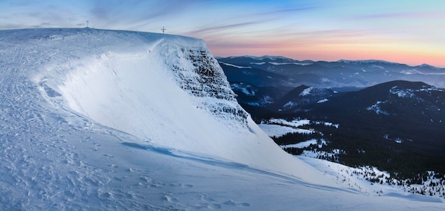 La ladera rocosa del monte cubierto de nieve Gandarm en las montañas Dragobrat Vista del atardecer de los Cárpatos