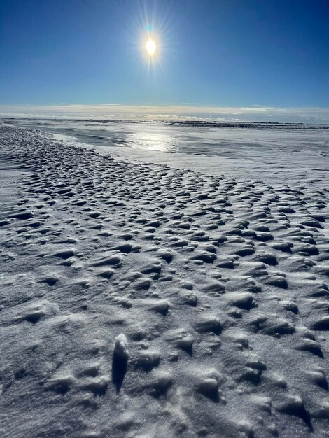 Laderas de hielo en un día soleado de invierno, hielo transparente de color azul, cielo puramente azul, sombras largas, un suelo virgen cubierto de nieve pura, barkhans de nieve, . foto de alta calidad