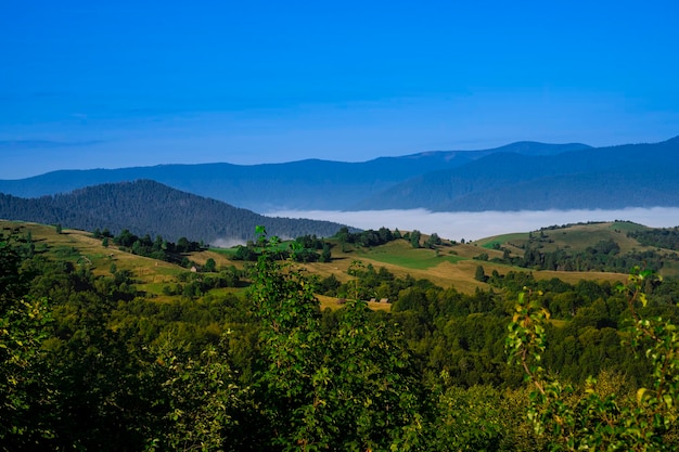 Laderas de montaña contra el cielo azul. Hermosas Montañas.