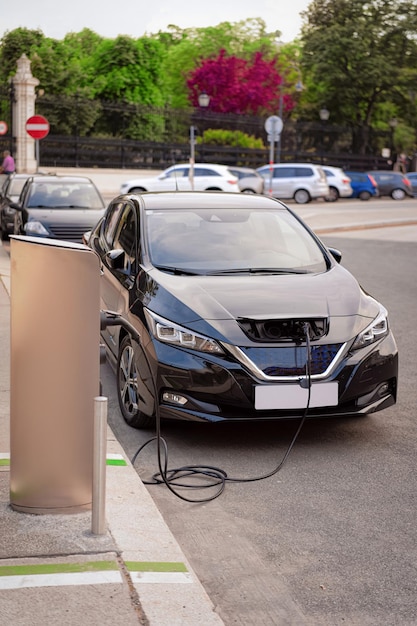 Ladestation für Elektroautos in Wien in Österreich. Öko-Ladegerät für Batterie-Hybridfahrzeuge. Energie der Zukunft. Grüne Technologie. Transportstecker. Kraftstoff aufladen. Konzept der sauberen Ökologie. Moderne Versorgung