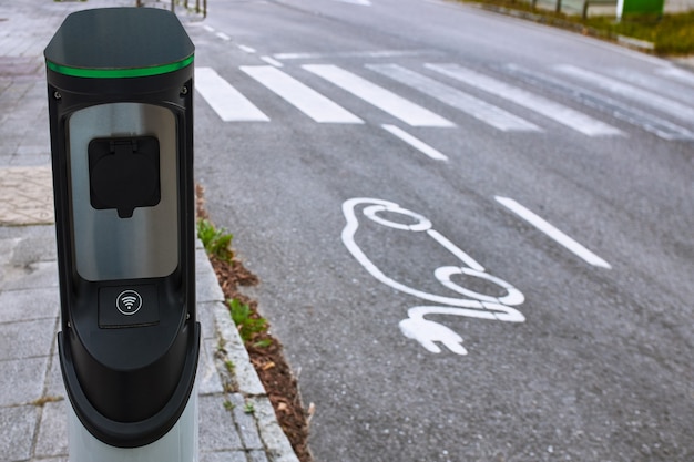 Ladestation für Elektrofahrzeuge auf der Straße.