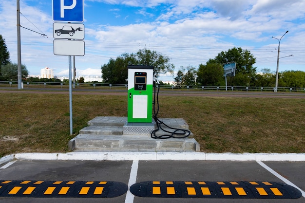 Ladestation für Elektrofahrzeuge mit Netzstecker für Elektrofahrzeuge.