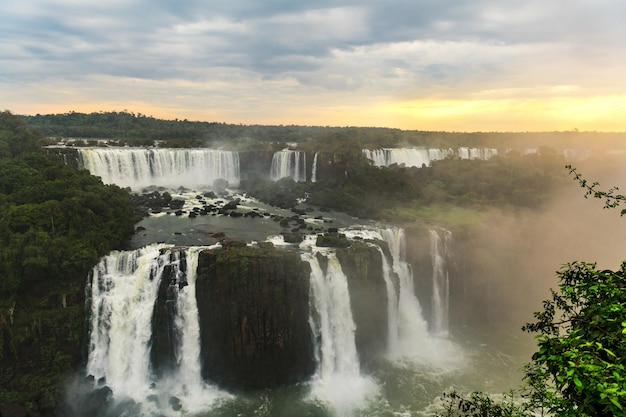 Lado brasileiro das Cataratas do Iguaçu durante o pôr do sol