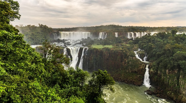 Lado brasileño de las Cataratas del Iguazú durante la puesta de sol