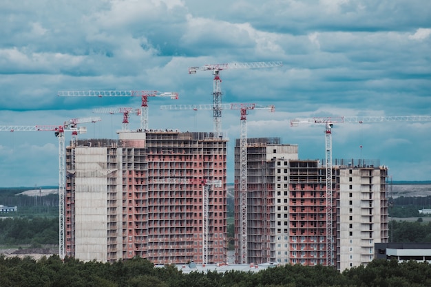 Lado com guindastes contra o céu azul