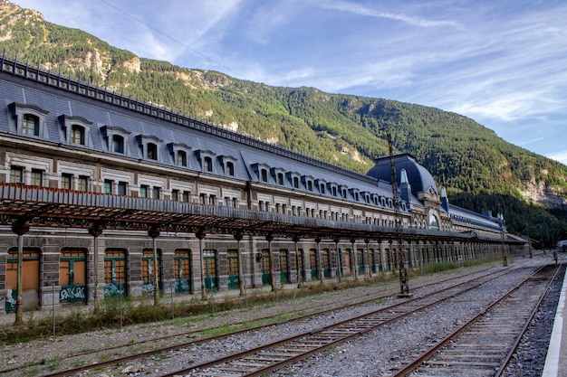 Lado da antiga estação de Canfranc Huesca Espanha