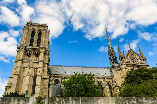 Lado da Catedral de Notre Dame em Paris antes do incêndio.