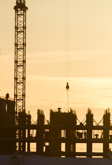 Foto lado da construção - silhueta ao pôr do sol - em frente ao sol, tiro telefoto