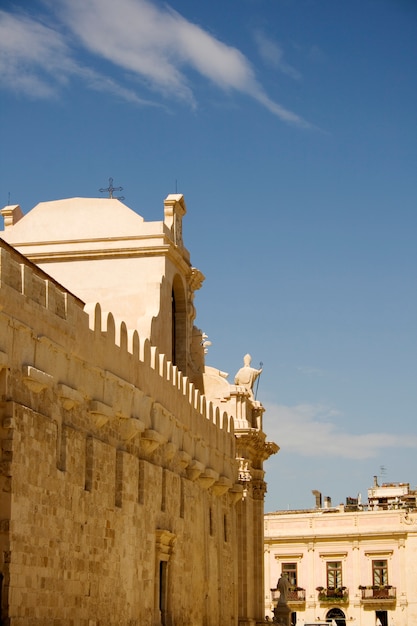 Foto lado esquerdo da catedral de siracusa