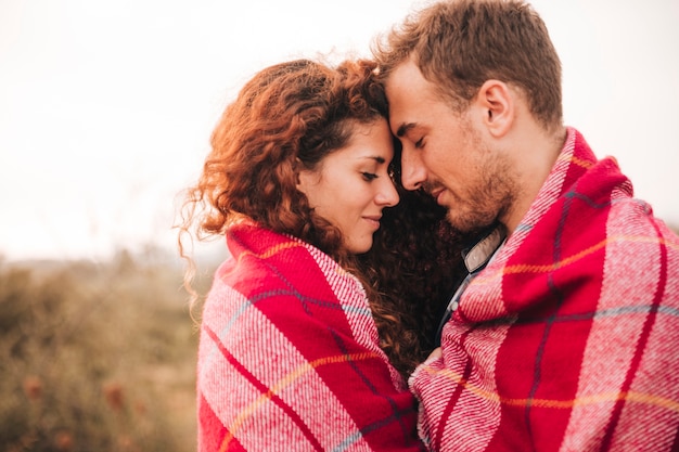 De lado feliz pareja teniendo un momento de ternura.