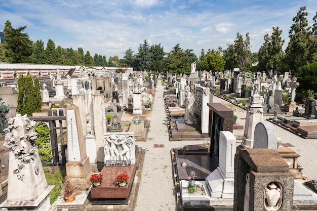 El lado más antiguo de un cementerio monumental en el norte de Italia