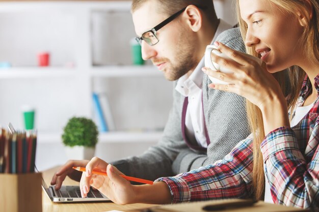 Lado masculino y femenino trabajando juntos