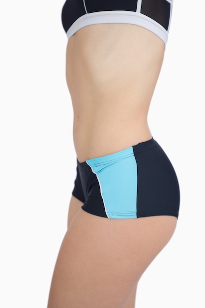 Lado midsection de la mujer en forma de ropa deportiva