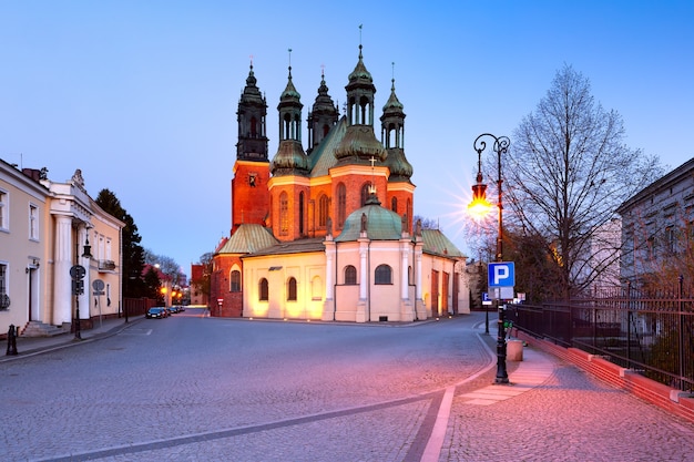 Lado oriental de la Catedral de Poznan durante la hora azul de la mañana, Poznan, Polonia.